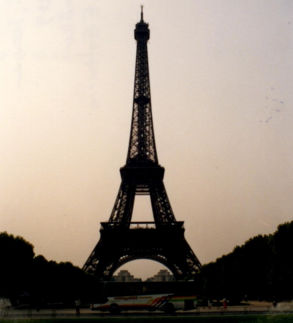 (MD390) - Aus dem Archiv; aus der Schweiz: V�gtli, Seewen - SO 20'249 - Dr�gm�ller um 1995 in Paris, Tour Eiffel