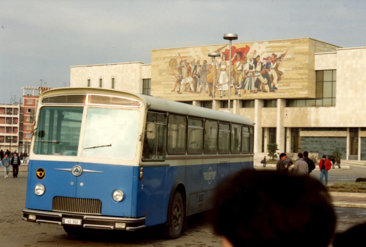 (MD437) - Aus der Schweiz: LLB Susten - Nr. 2/VS 922 - Saurer/T�scher im Januar 1992 in Tirana, Parlamentsgeb�ude