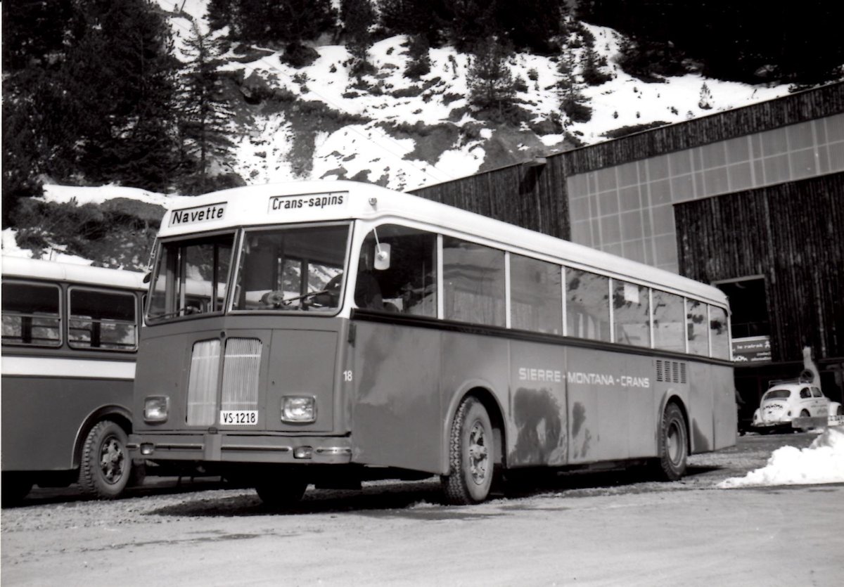 (MD447) - Aus dem Archiv: SMC Montana - Nr. 18/VS 1218 - Saurer/T�scher (ex VBZ Z�rich Nr. 264) um 1970 in Crans-Montana, Garage