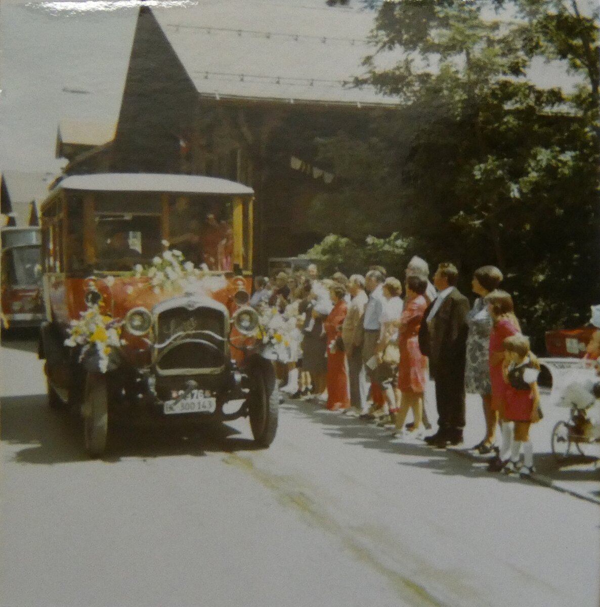 (MD513) - Aus dem Archiv: Dillier, Sarnen - BE 300'143 - Saurer/Saurer am 23. Juli 1972 in Adelboden, Dorfstrasse