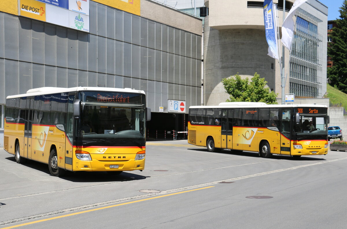 PostAuto Graub�nden - GR 168'606/PID 5610 + GR 160'326/PID 10'046 - Setra am 9. Juli 2023 in Davos (Aufnahme: Martin Beyer)