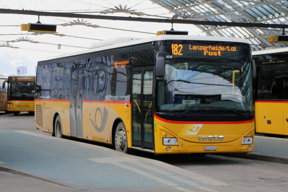 PostAuto Graub�nden - GR 170'431/PID 10'028 - Iveco am 15. Januar 2025 in Chur, Postautostation (Aufnahme: Martin Beyer)