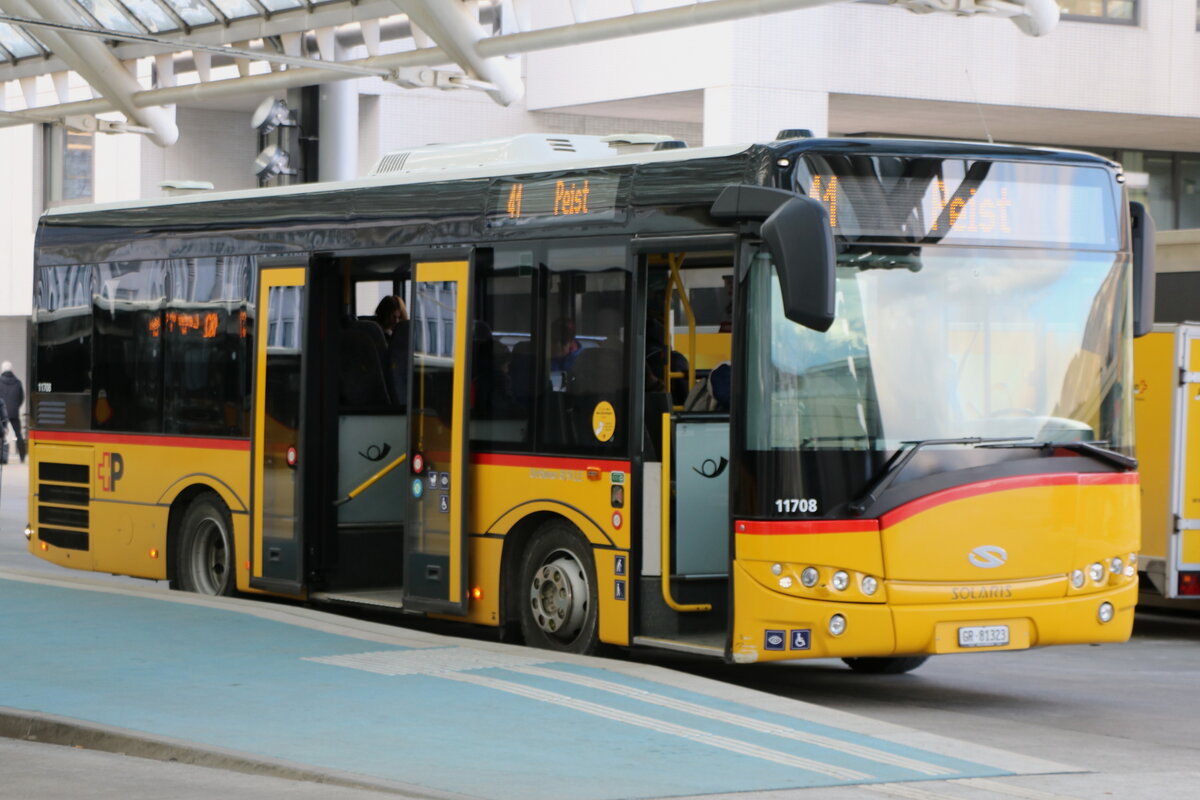 PostAuto Graub�nden - GR 81'323/PID 11'708 - Solaris am 15. Januar 2025 in Chur, Postautostation (Aufnahme: Martin Beyer)