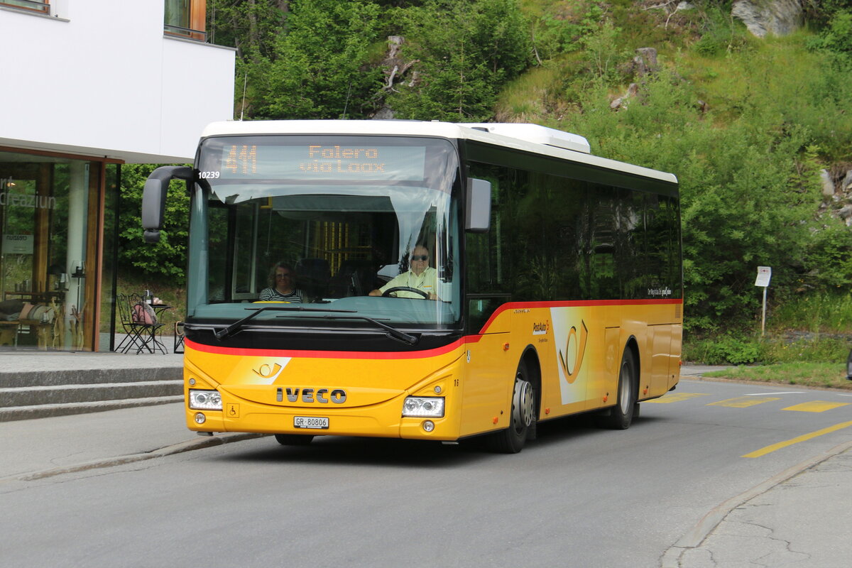 PostAuto Graub�nden - Nr. 16/GR 80'806/PID 10'239 - Iveco (ex Fontana, Ilanz Nr. 16; ex Fontana, Ilanz Nr. 2) am 8. Juli 2023 in Flims (Aufnahme: Martin Beyer)