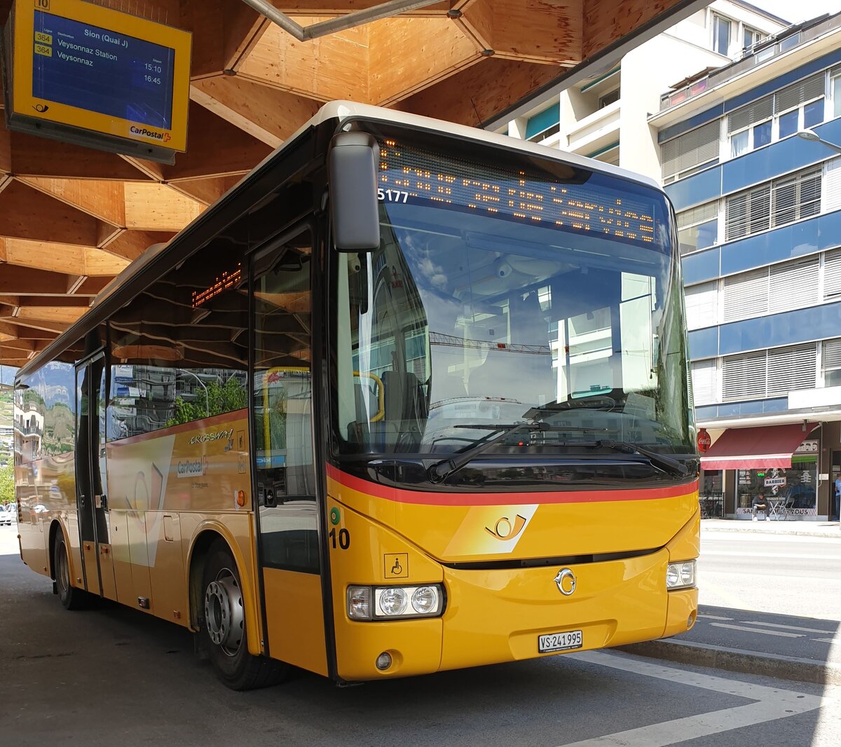 Postauto Wallis - Nr. 10/VS 241'995 - PID 5177 - (Ex TMR Martigny) - Irisbus le 29 juin 2022 � Sion, gare