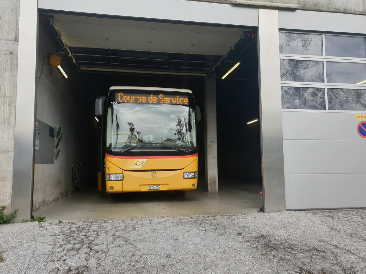 Postauto Wallis - Nr. 13/VS 116'000 - PID 5254 - Irisbus le 3 Ao�t 2022 � Veysonnaz, garage