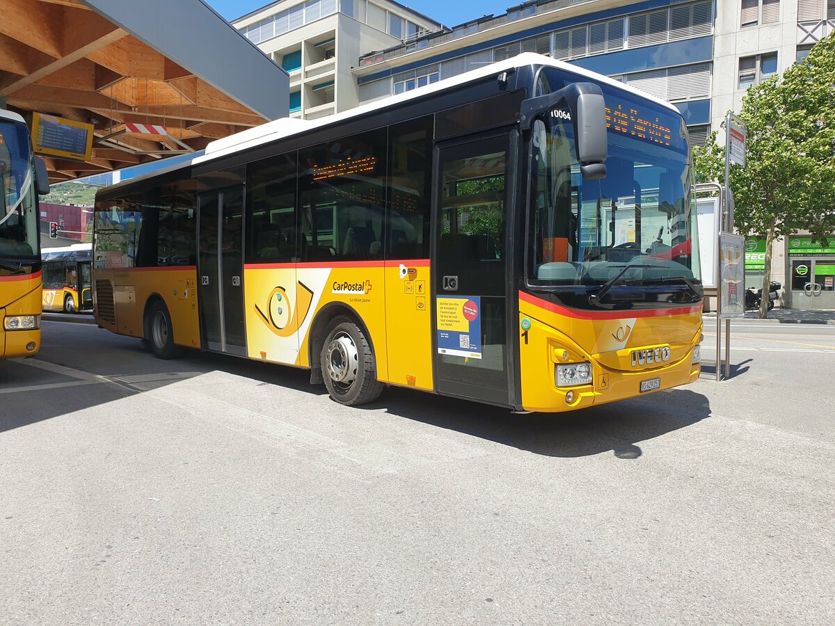 Postauto Wallis - Nr. 1/VS 429'257 - PID 10064 - Iveco le 1 juillet 2022 � Sion, gare