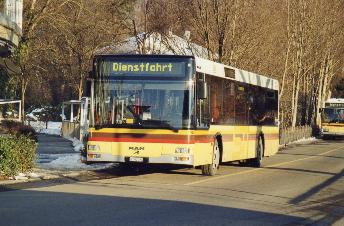 (R 3923) - Aus dem Archiv: STI Thun - Nr. 92/BE 572'092 - MAN am 6. Februar 2005 bei der Schiffl�ndte Thun