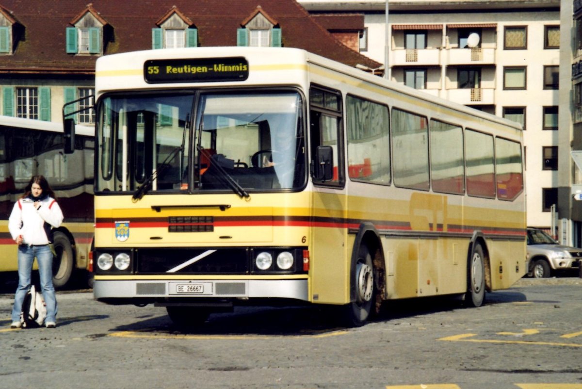 (R 4107) - Aus dem Archiv: STI Thun - Nr. 6/BE 26'667 - Volvo/FHS (ex TSG Blumenstein Nr. 6) am 7. M�rz 2005 beim Bahnhof Thun