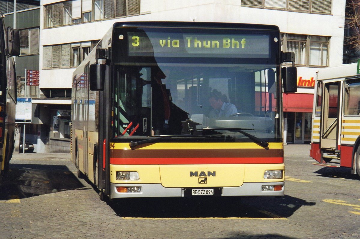 (R 4201) - Aus dem Archiv: STI Thun - Nr. 94/BE 572'094 - MAN am 15. M�rz 2005 beim Bahnhof Thun