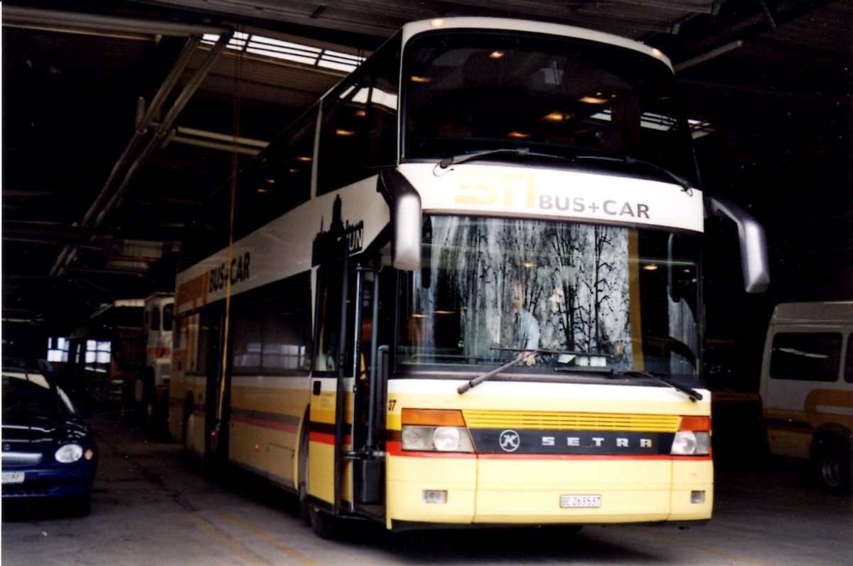 (R 4207) - Aus dem Archiv: STI Thun - Nr. 37/BE 263'537 - Setra (ex Funi-Car, Biel) am 27. M�rz 2005 in Thun, Garage