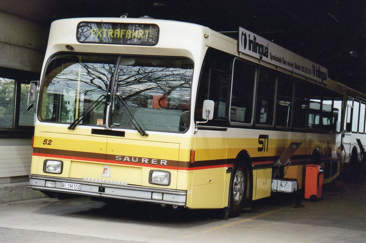 (R 4208) - Aus dem Archiv: STI Thun - Nr. 52/BE 396'552 - Saurer/R&J am 27. M�rz 2005 in Thun Garage