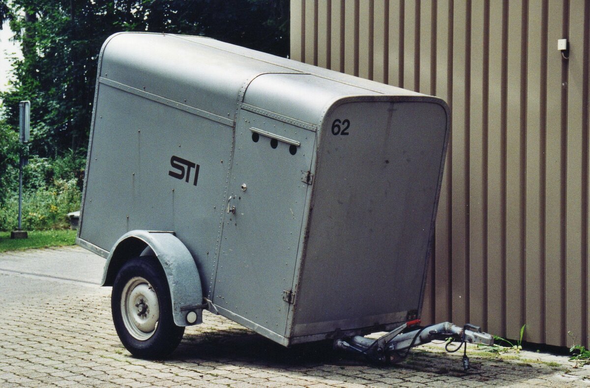 (R 5128) - Aus dem Archiv: STI Thun - Nr. 62/BE 186'864 - R&J Gep�ckanh�nger am 29. Juli 2005 in Heimenschwand, Garage