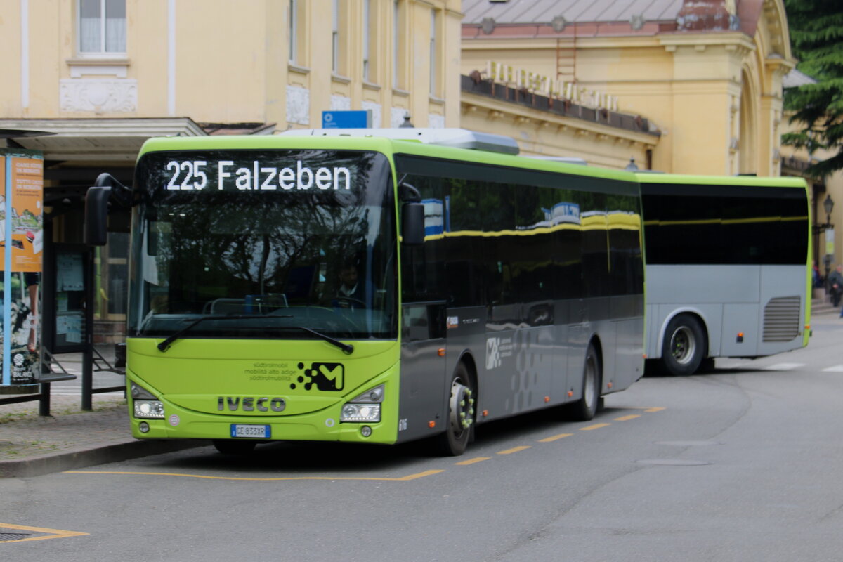 SASA Bozen - Nr. 616/GE-833 XR - Iveco am 15. April 2024 in Meran (Aufnahme: Martin Beyer)