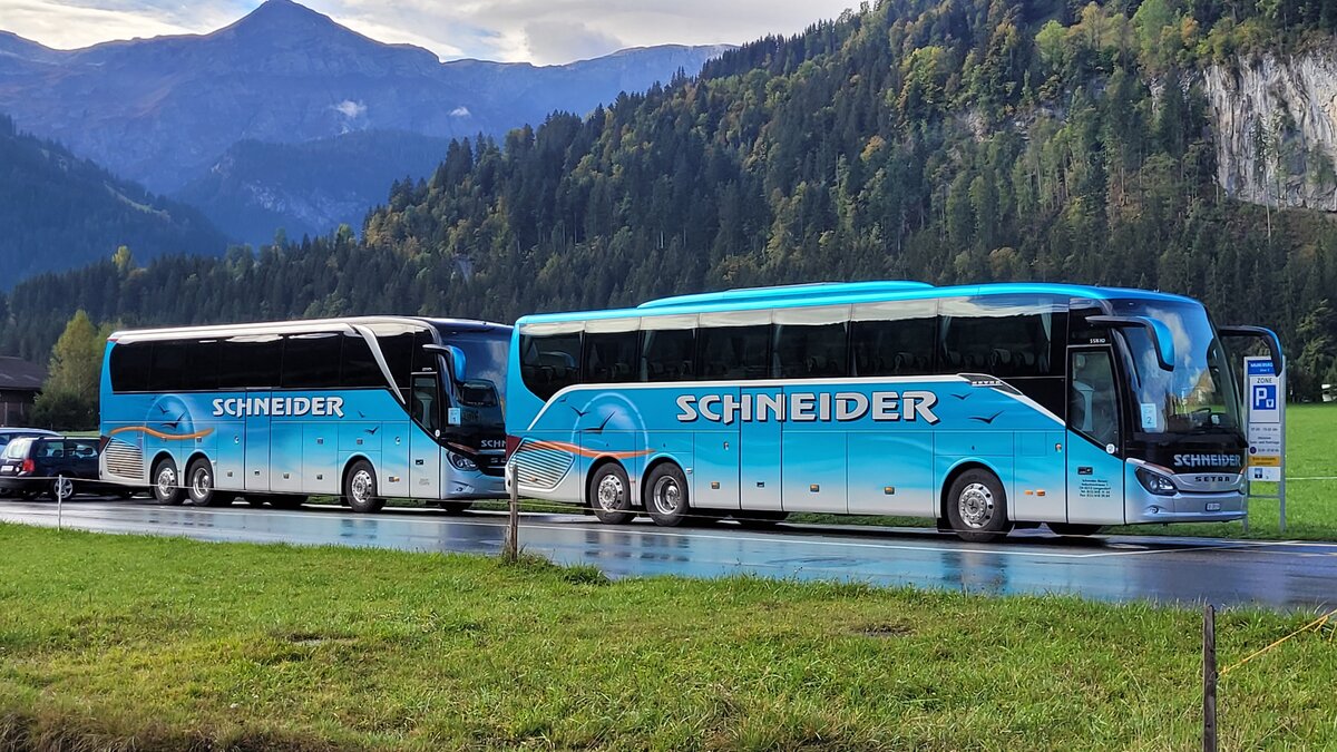 Setra S 515 HDH, SO 28514 und Setra S 516 HD, SO 28119, an der Lenk im Simmental, Schneider Reisen und Transport AG, Langendorf, Aufgenommen am 14. Oktober 2023