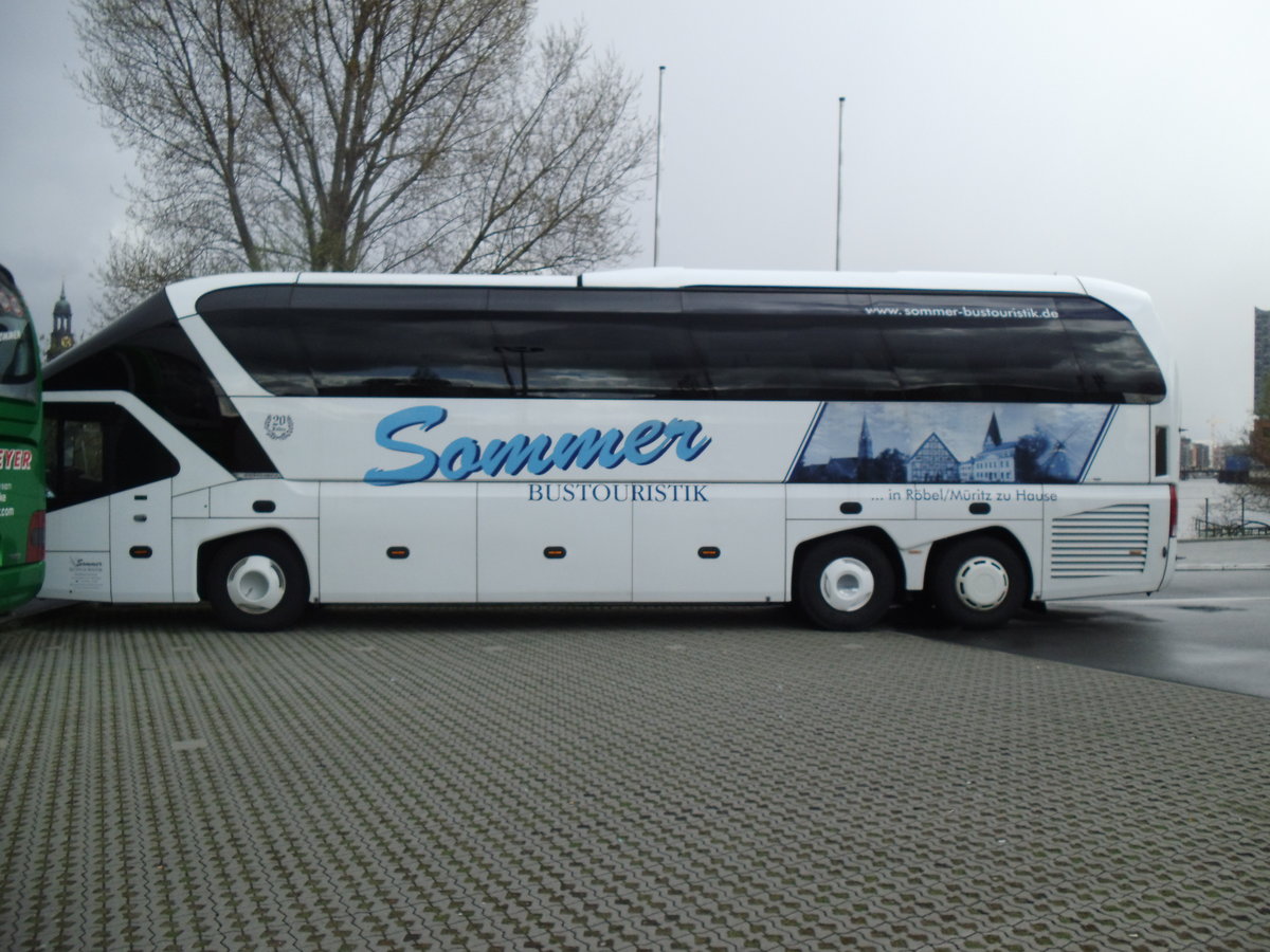 Sommer, R�bel - Neoplan Starliner am 24. April 2016 in Hamburg (Aufnahme: Martin Beyer)