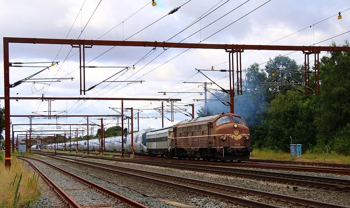 SRP Litra MY 1148 + RailAdv Habfis + 57/6723+19+22+17+16+05+11+07+04 + RailAdv Habfis mit der �blichen Zweitakter Wolke bei dr Abfahrt nach Pattborg/DK. Tinglev/DK 08.08.2022 (1)