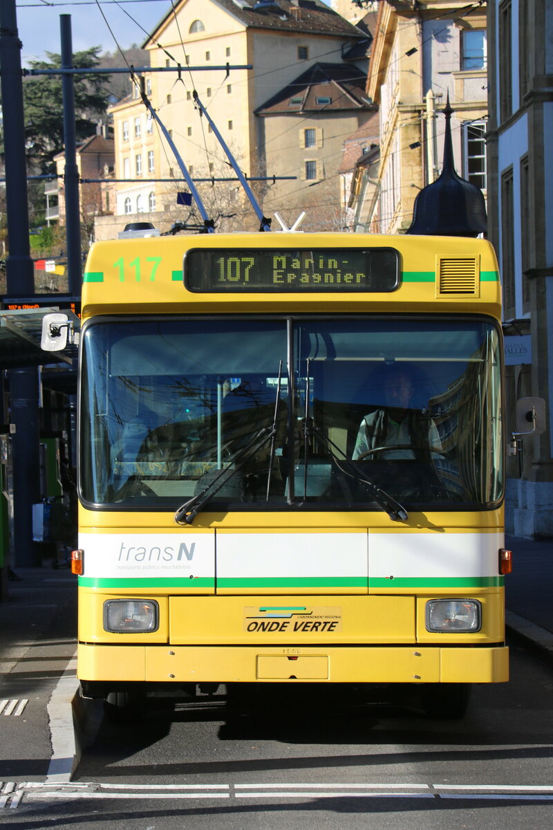 transN, La Chaux-de-Fonds - Nr. 117 - NAW/Hess Gelenktrolleybus (ex TN Neuch�tel Nr. 117) am 15. Dezember 2023 in Neuch�tel, Place Pury (Aufnahme: Martin Beyer)