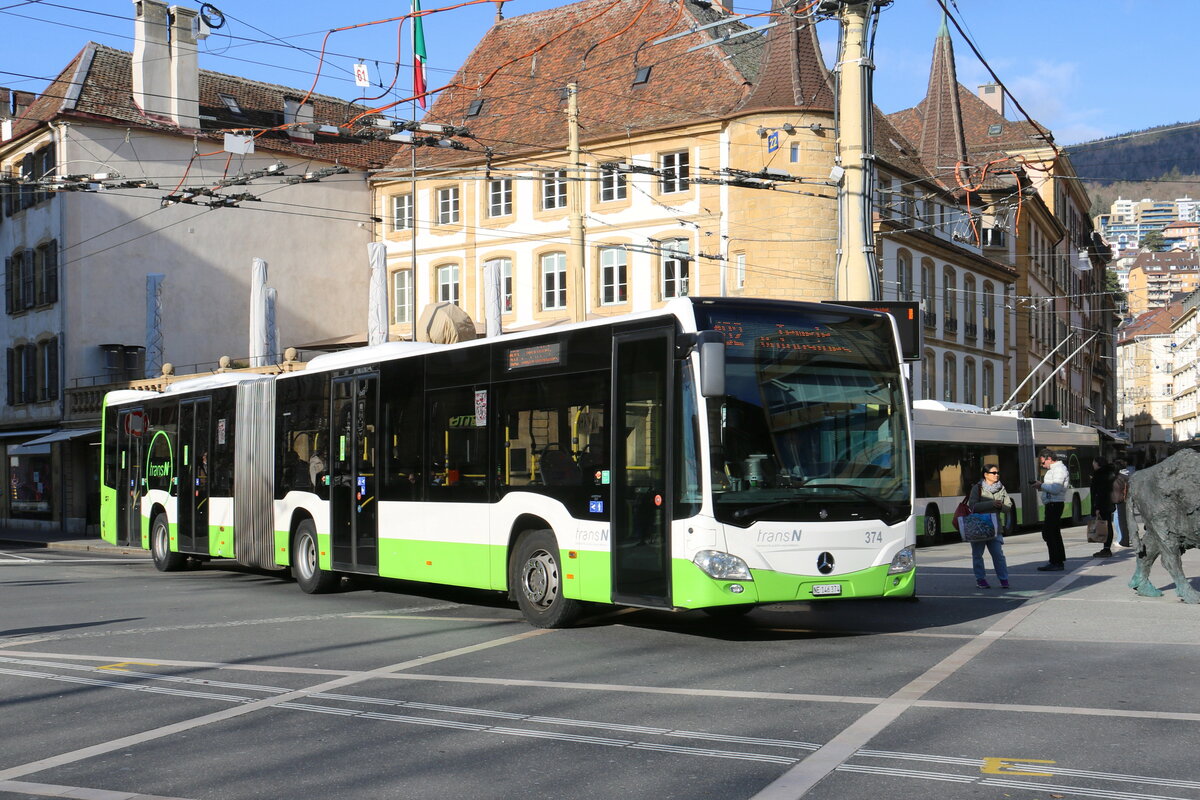 transN, La Chaux-de-Fonds - Nr. 374/NE 146'374 - Mercedes am 15. Dezember 2023 in Neuch�tel, Place Pury (Aufnahme: Martin Beyer)