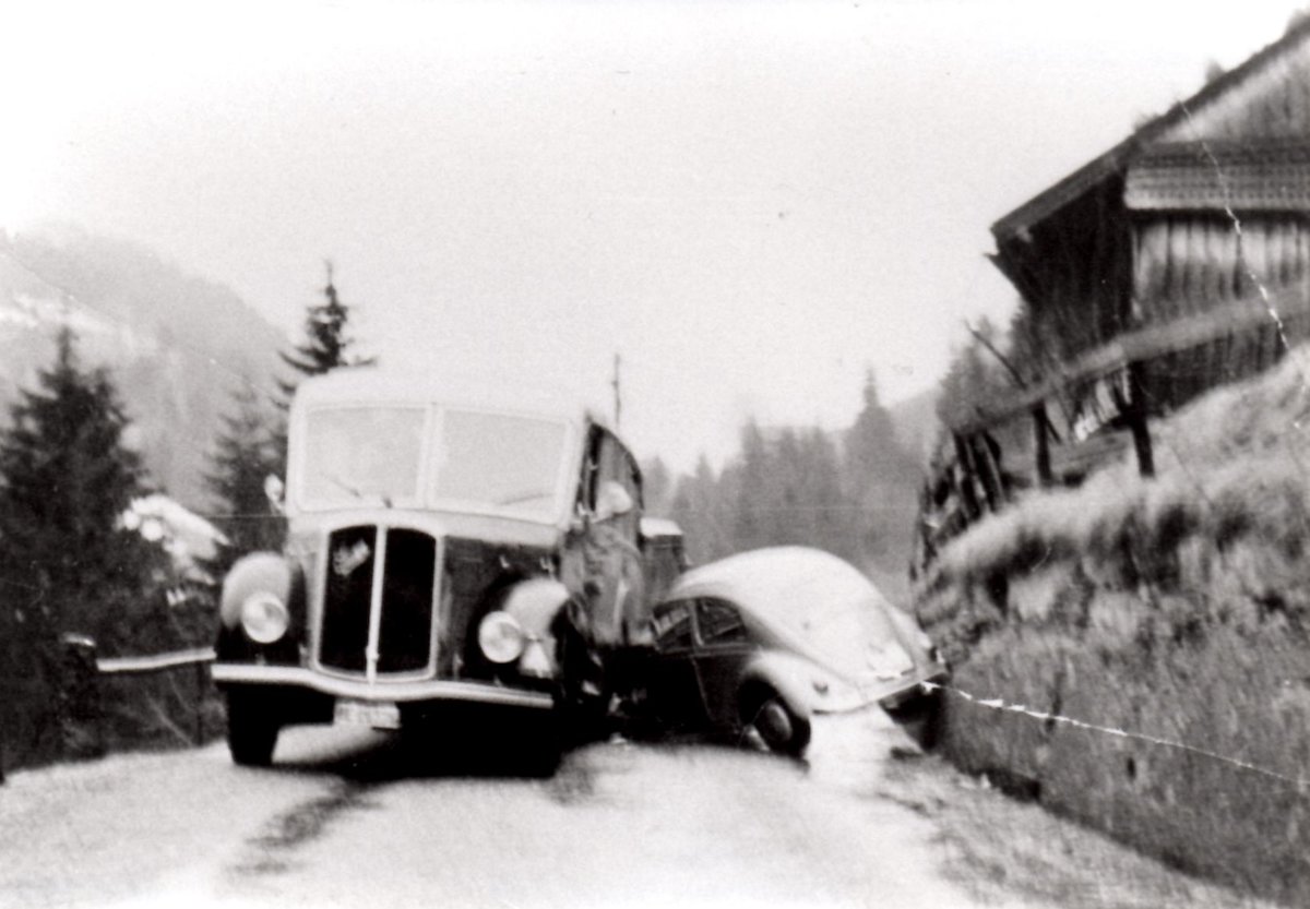 (V 01) - Aus dem Archiv: AFA Adelboden - Nr. 11/BE 26'774 - Saurer/Gangloff um 1960 in Ried bei Frutigen (Unfall mit VW-K�fer)