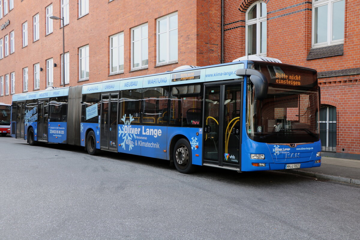 VHH Hamburg - Nr. 1821/HH-V 9821 - MAN am 10. Mai 2025 in Hamburg, Busbahnhof HH-Altona (Aufnahme: Martin Beyer)
