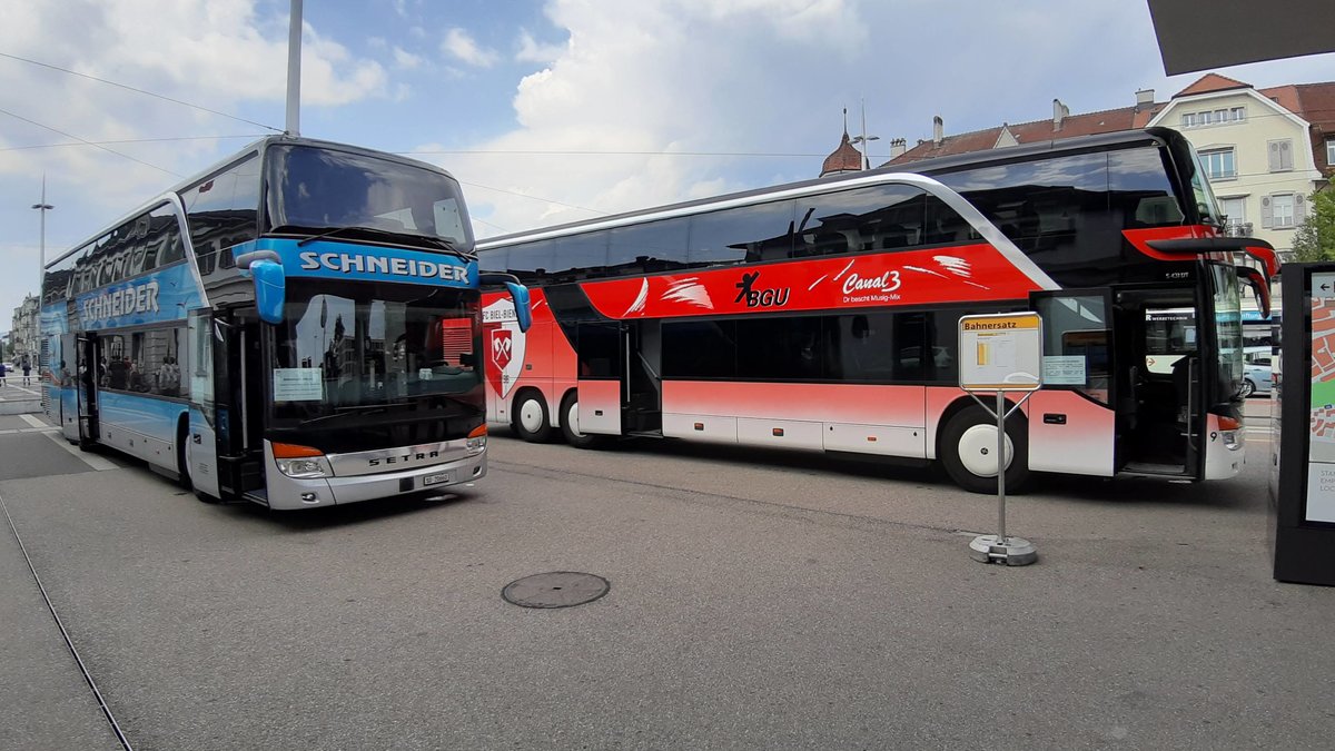 zwei Setra S 431 DT beim Hauptbahnhof Solothurn, im Einsatz als Bahnersatz zwischen Grenchen S�d und Solothurn Hauptbahnhof. Busbetrieb Grenchen und Umgebung BGU, SO 66578 und Schneider Reisen und Transport AG, Langendorf, SO 20660, Aufgenommen am 24. Juni 2020