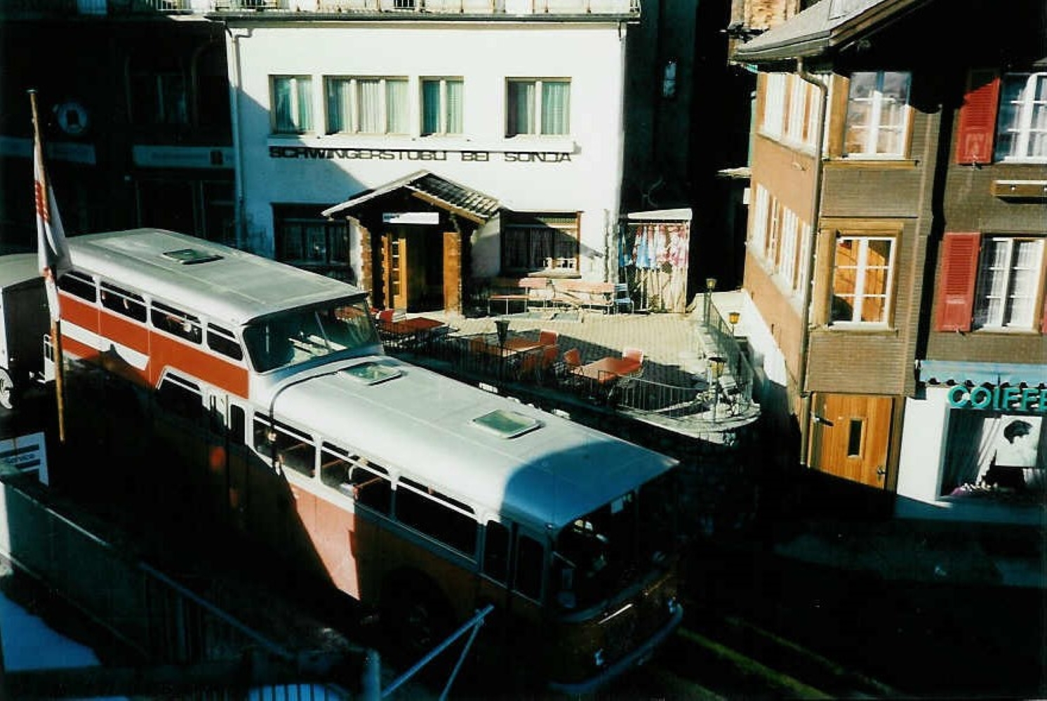 (002'612) - Aus dem Archiv: AFA Adelboden - Nr. 4/BE 26'704 - FBW/VetterR&J Anderthalbdecker im Januar 1988 in Adelboden, Landstrasse