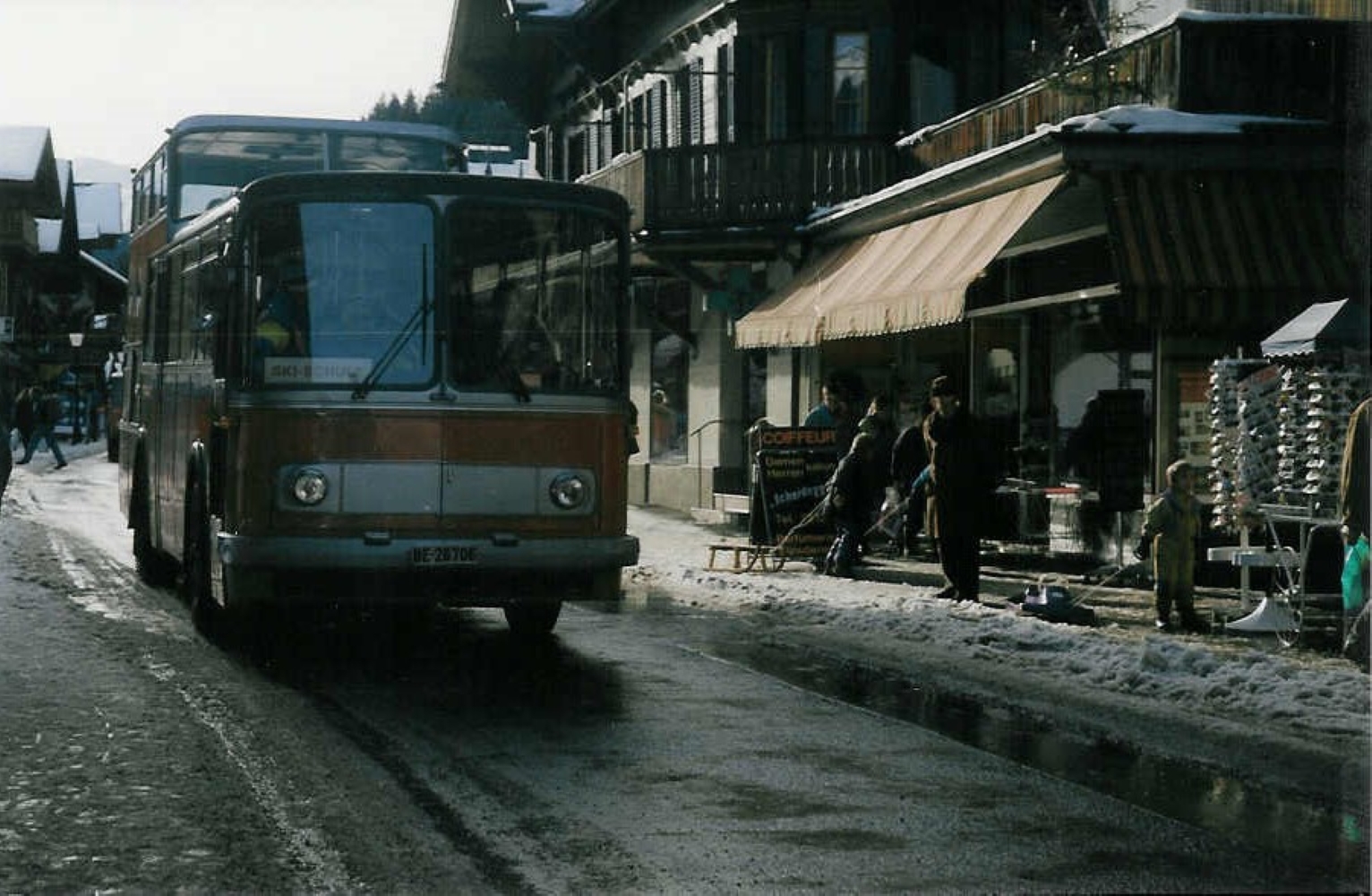 (010'221) - Aus dem Archiv: AFA Adelboden - Nr. 6/BE 26'706 - FBW/Vetter-R&J Anderthalbdecker am 30. Dezember 1993 in Adelboden, Dorfstrasse