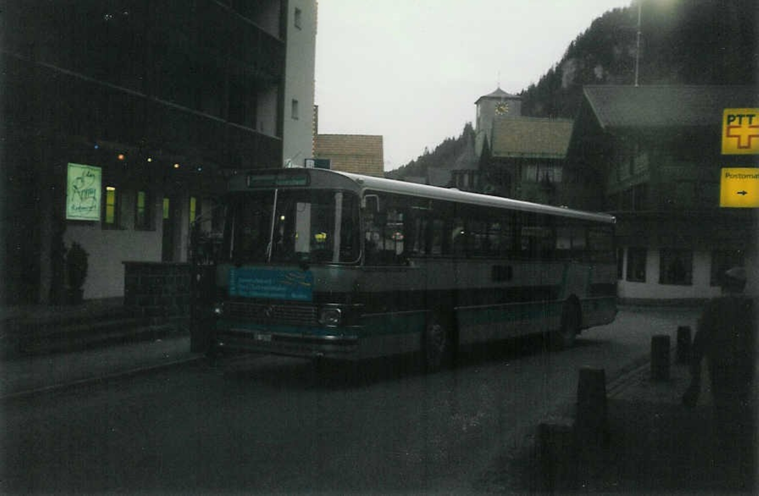 (013'708) - Aus dem Archiv: AFA Adelboden - Nr. 8/BE 26'708 - Setra (ex TPYG Yverdon Nr. 2) am 24. Dezember 1995 beim Autobahnhof Adelboden