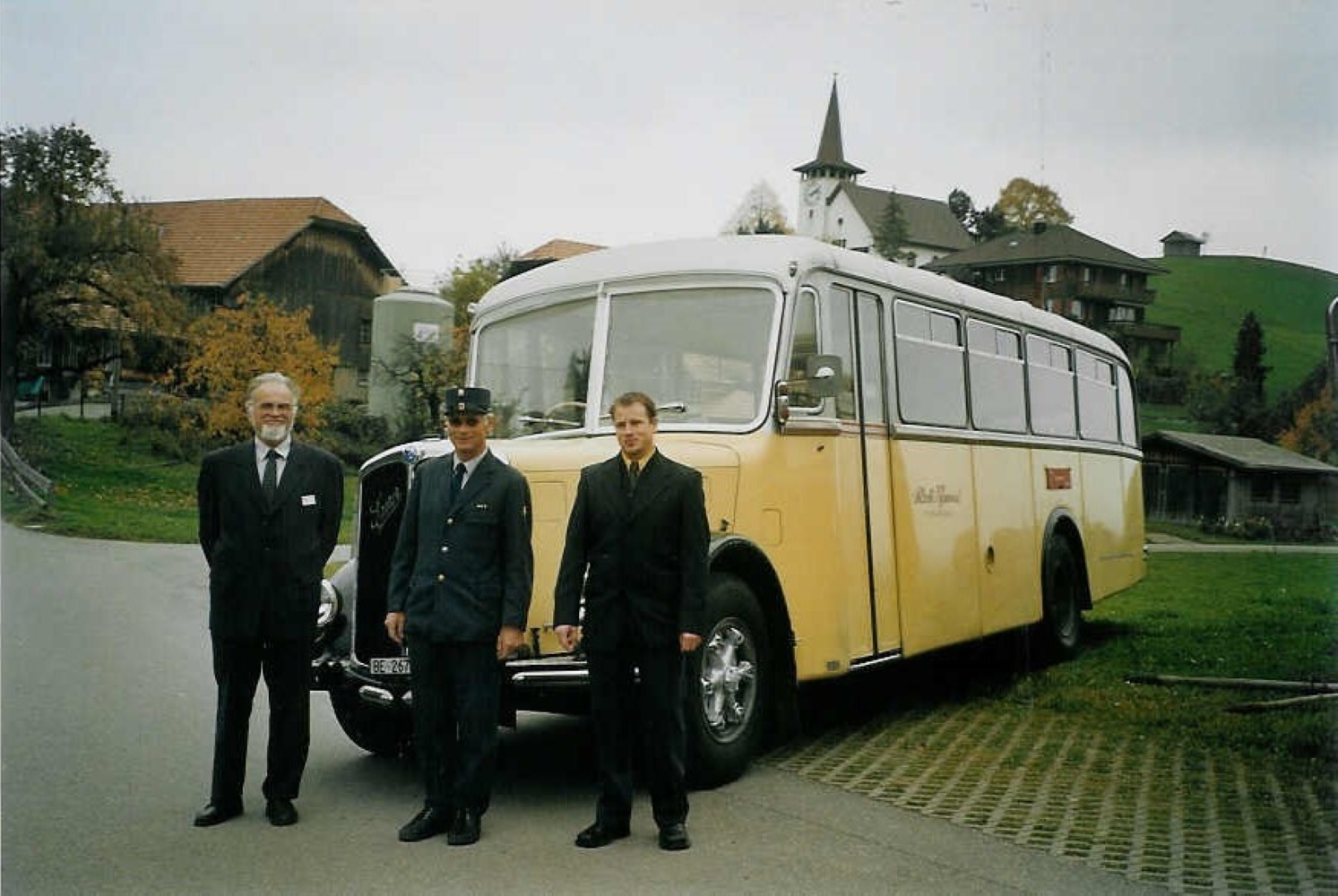 (072'415) - Aus dem Archiv: Birri, Teuffenthal - BE 26'725 - Saurer/R&J am 31. Oktober 2004 in Buchen, Schulhaus
