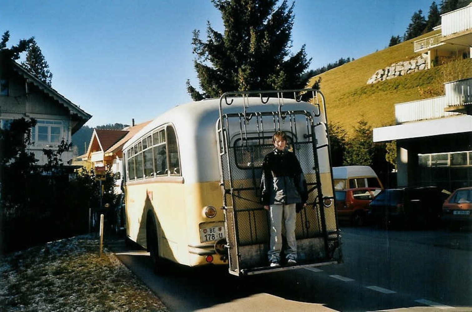 (073'026) - Aus dem Archiv: Burri, Teuffenthal - BE 178 U - Saurer/R&J in Teuffenthal, Post