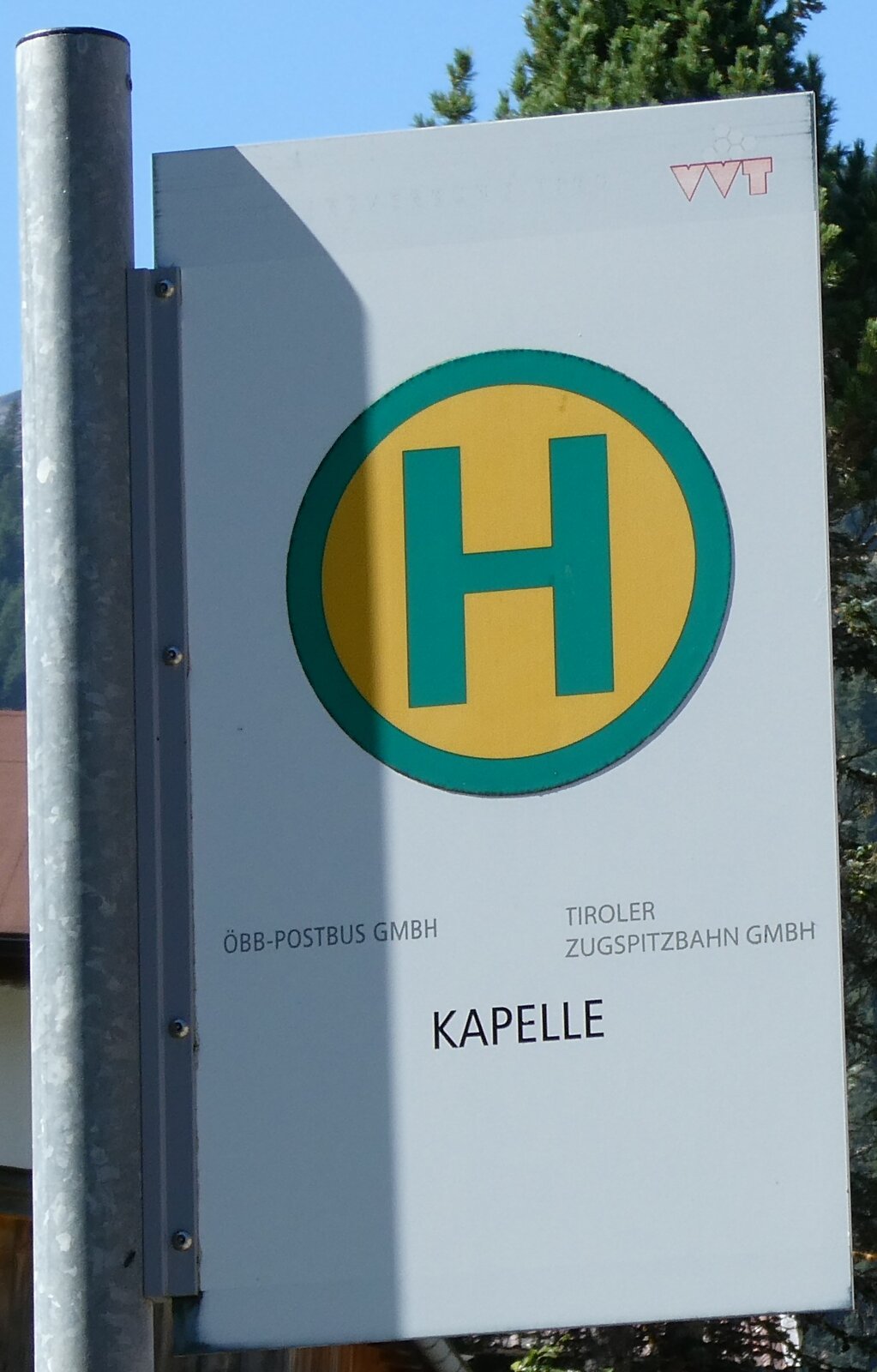 (280'571) - �BB-POSTBUS/TIROLER ZUGSPITZBAHN-Haltestellenschild - Rinnen, Kapelle - am 19. September 2025