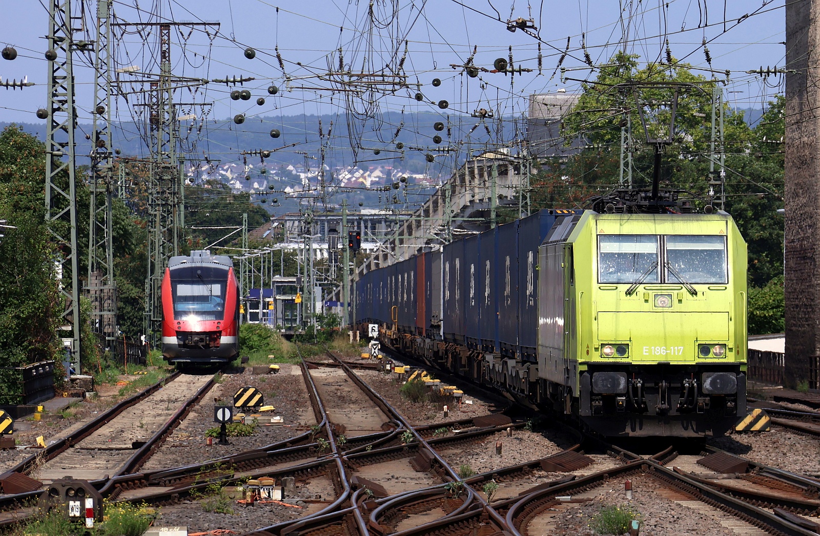 ATLU E 186-117 REV/ALSTOM BRUGES/23.12.2020 (91 84 1186 117-5 NL-ATLU) mit GTS Containerzug Durchfahrt Koblenz Hbf. 12.08.2025