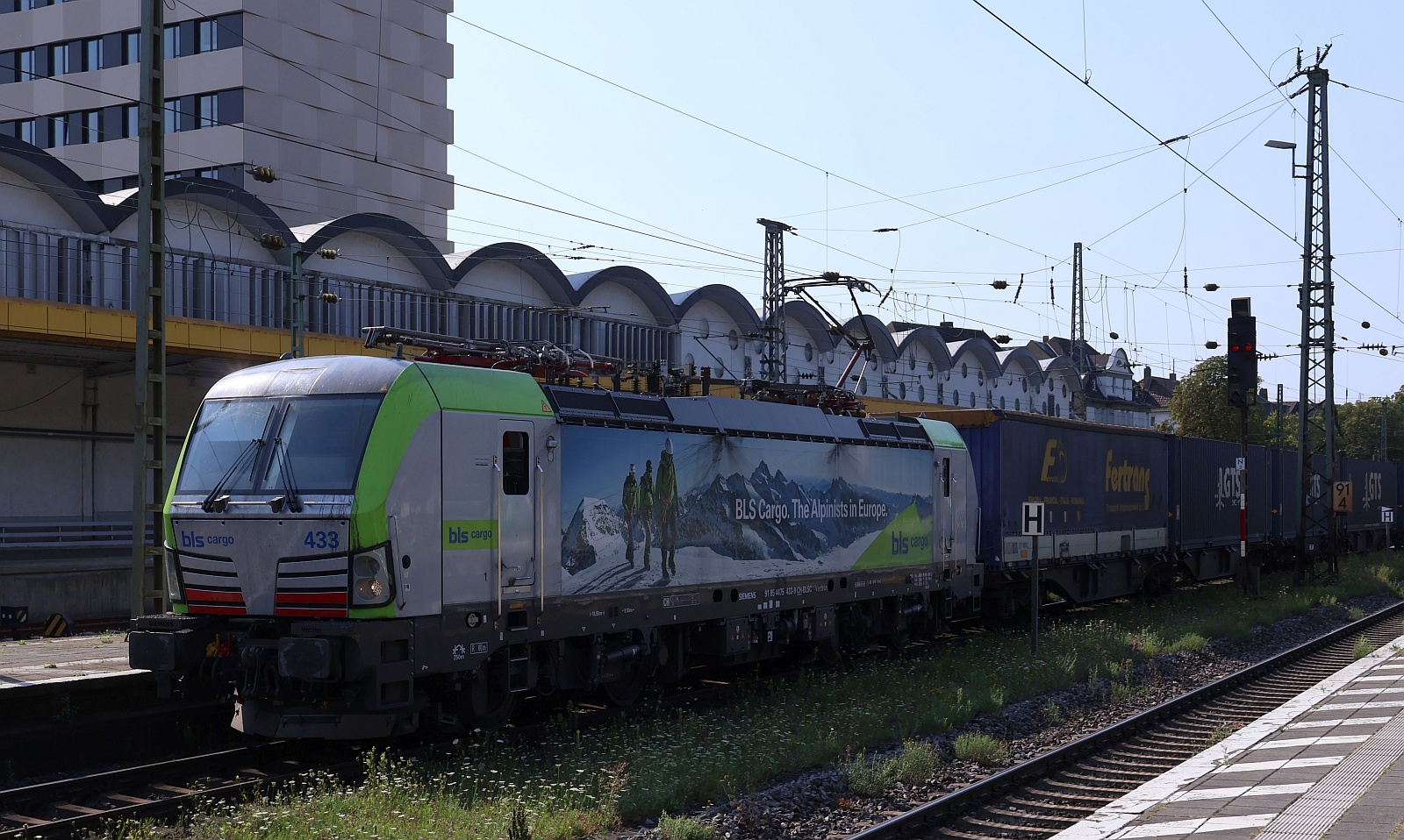 bls Cargo 475 433-9, REV/MMAL/04.12.24 mit GTS Containerzug Durchfahrt Koblenz Hbf. 12.08.2025