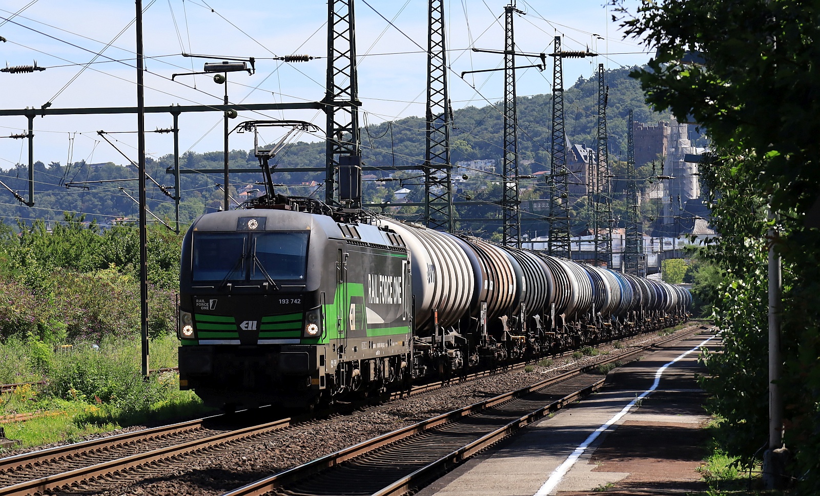 ELL/ELOC/RailForceOne 193 742-4 REV/MMAL/19.12.18 mit Kesselzug Durchfahrt Bingen. 09.08.2025