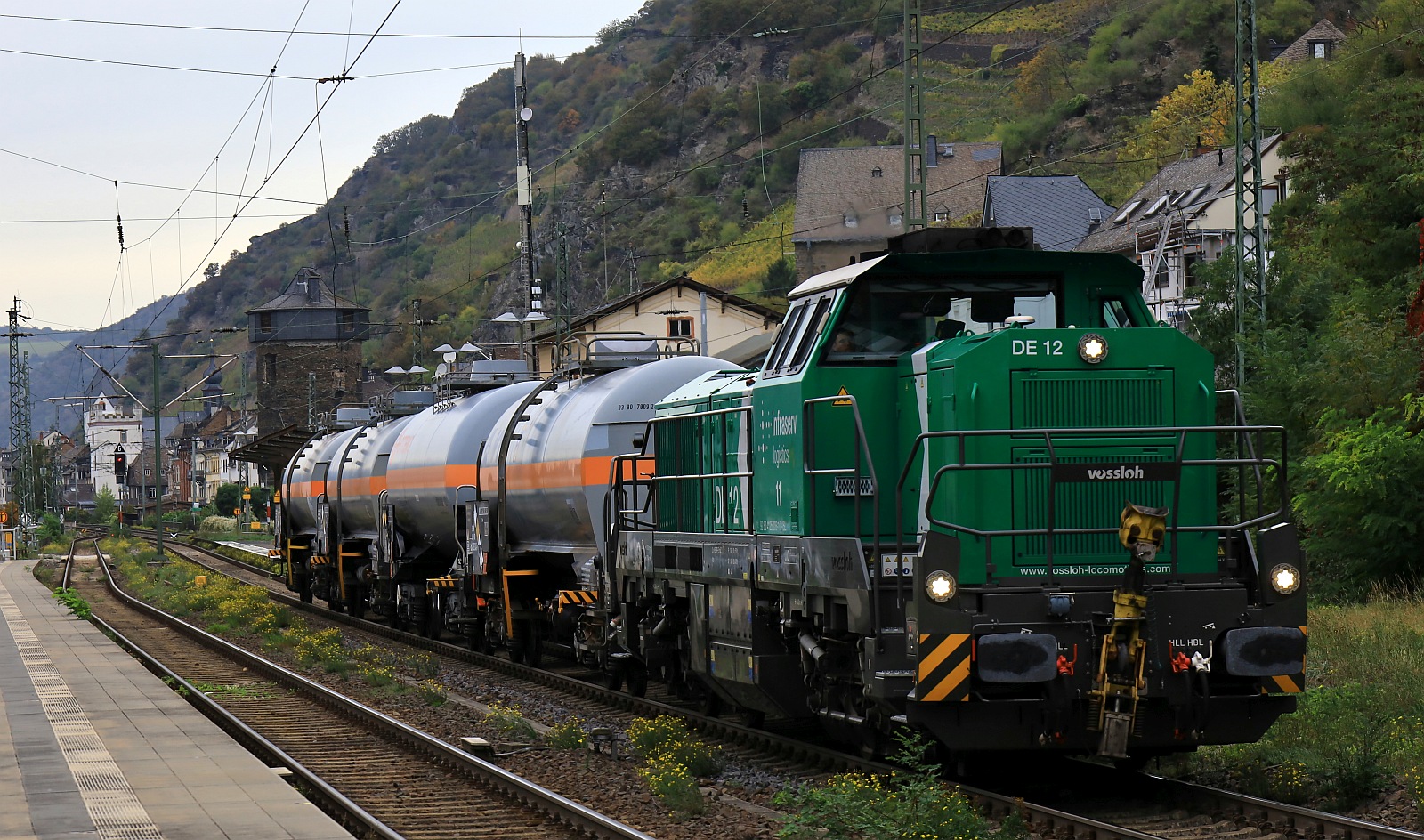 Infraserv Logistics 4125 006-1 mit 4x Flugbenzin unterwegs Richtung R�desheim. Kaub 23.10.2023
