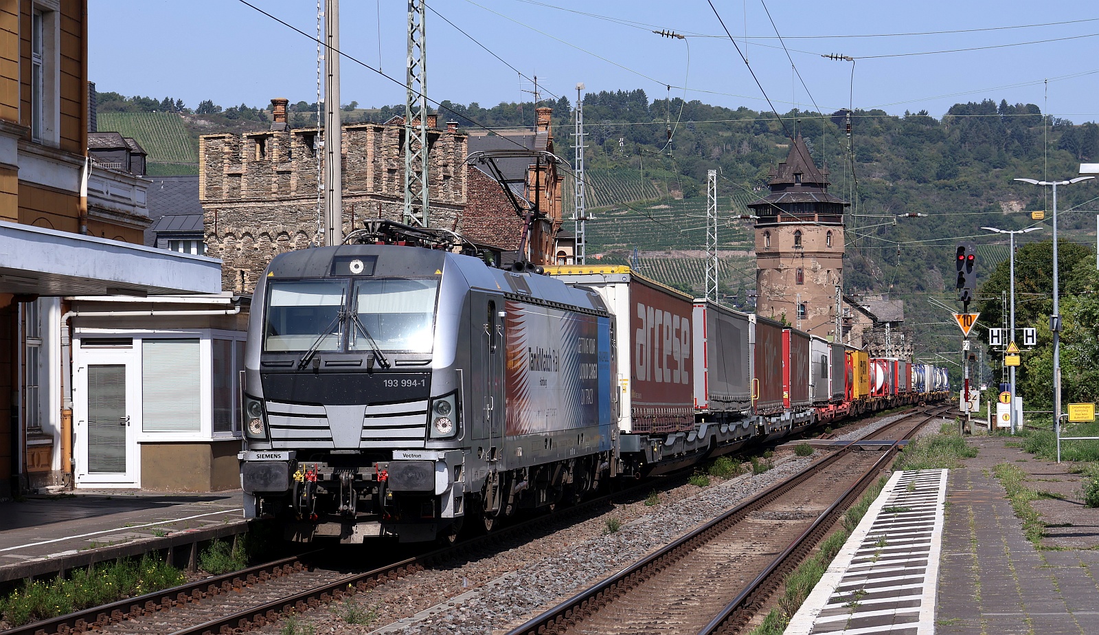 Railpool/TankMatchRail 193 994-1 mit dem  Arcese  KLV fährt hier durch Oberwesel Richtung Bingen am Rhein. 13.08.2025