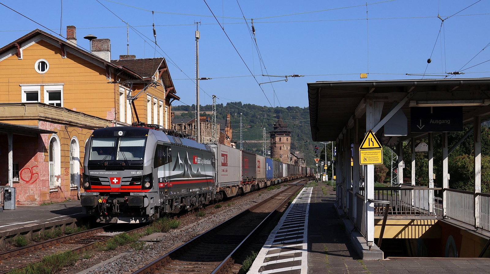 SBB Cargo 193 451-2 REV/MMAL/12.09.24 mit nem freundlichen Gruß und dem MOVE Intermodal am Haken Durchfahrt Oberwesel 13.08.2025