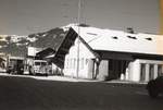 (MD128) - Aus dem Archiv: K�bli, Gstaad - BE 26'793 - Saurer/Saurer + Perreten, Lauenen - BE 26'632 - Saurer um 1960 in Gstaad, Post
