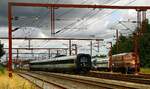 DSB IR4 ER 20/2106 FR 22/2306 auf dem Weg nach Sonderborg verl�sst hier den Bhf Tinglev vorbei an der wartenden SRP Litra MY 1148. 08.08.2022