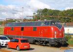 AMR 221 106 bei VIKING Rail in Pattburg, leider stören die abgstellten Pkw das Gesamtbild, 25.09.2025