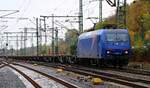 SRI 145 087-3 mit langem Containertragwagen-Zug auf dem Weg zum Hafen.
