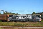 DB 185 325  Backbone  rollt mit ihrem Güterzug abgebügelt in den Bahnhof Pattburg/Padborg und passiert dabei eine Trennstelle in der Oberleitung 02.09.2022