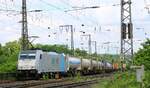 LINEAS/RP 186 427 mit gemischtem Containerzug f�hrt am ehemaligen  Stellwerk Duisburg-Hochfeld -Vorbahnhof vorbei Richtung Norden 11.06.2022