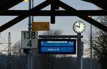 Um die Verwirrung der Fahrg�ste nach der Vollsperrung in Rendsburg perfekt zu machen wurde heute morgen im Bhf Schleswig am Regelgleis nach Flensburg ein RE7 nach Hamburg angek�ndigt...Schleswig