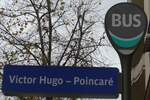 (167'155) - RATP-Haltestellenschild - Paris, Victor Hugo - Poincar� - am 17.