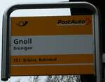 (241'832) - PostAuto-Haltestellenschild - Br�nigen, Gnoll - am 24. Oktober 2022