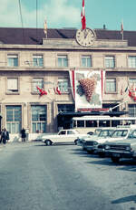 (D 065) - Aus dem Archiv: TN Neuch�tel - Saurer/Saurer Trolleybus um 1975 beim Bahnhof Neuch�tel
