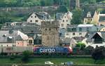 SBB Cargo 482 010-6 fährt hier mit einem van Dijk Containerganzzug durch Oberwesel/Rhein.