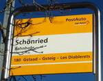 (137'010) - PostAuto-Haltestellenschild - Sch�nried, Bahnhof - am 25.